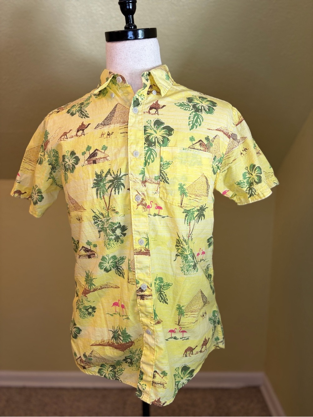 Urban Pipeline Yellow Egyptian Hawaiian Button Down Shirt Pyramids Camels Medium
